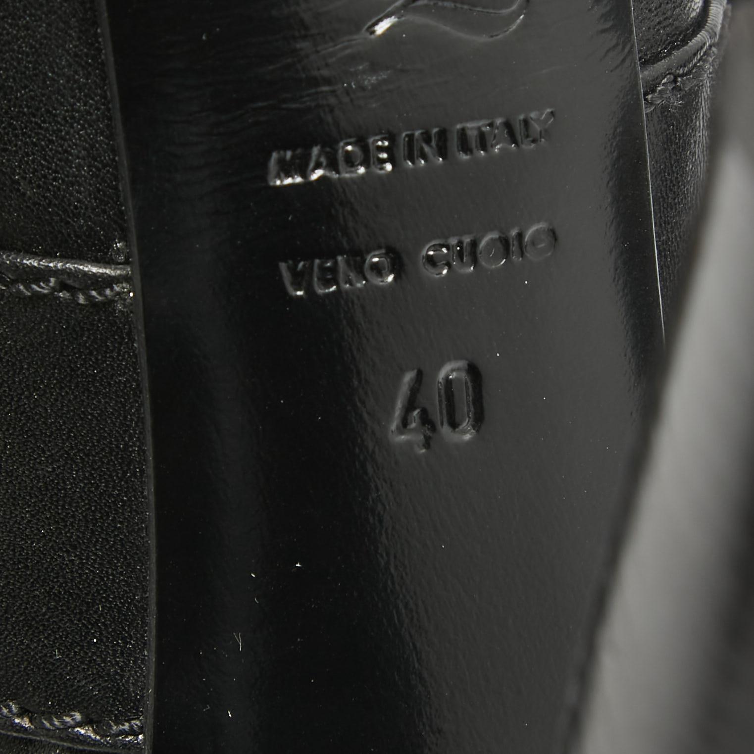 Alexander McQueen - Bottines en cuir noir avec boucles et œillets - Taille 40 Excellent état - En vente à Dubai, Al Qouz 2