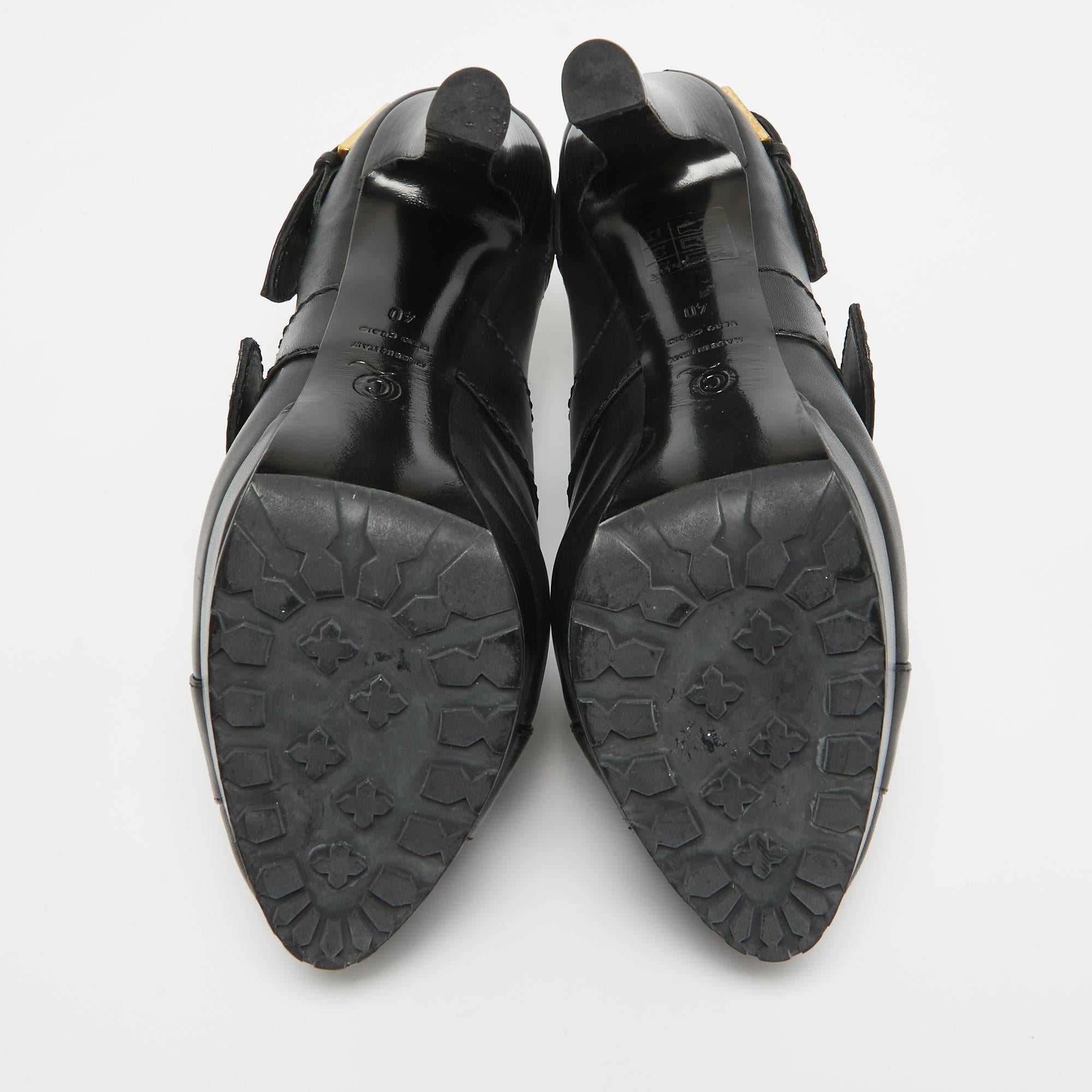 Alexander McQueen - Bottines en cuir noir avec boucles et œillets - Taille 40 Pour femmes en vente
