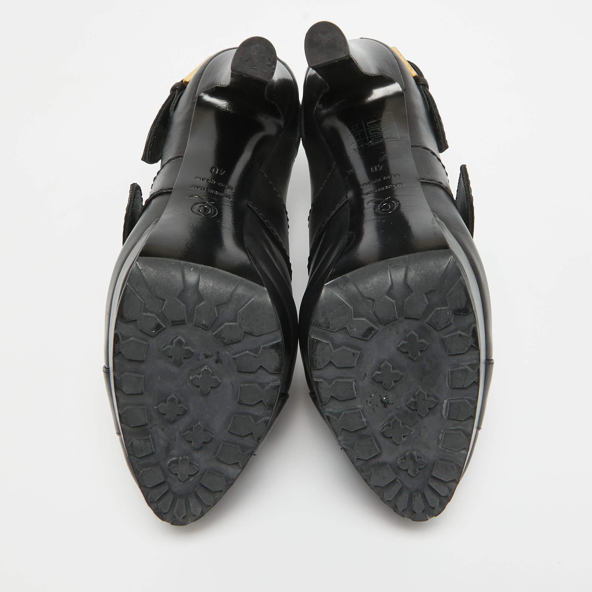 Alexander McQueen - Bottines en cuir noir avec boucles et œillets - Taille 40 en vente 1