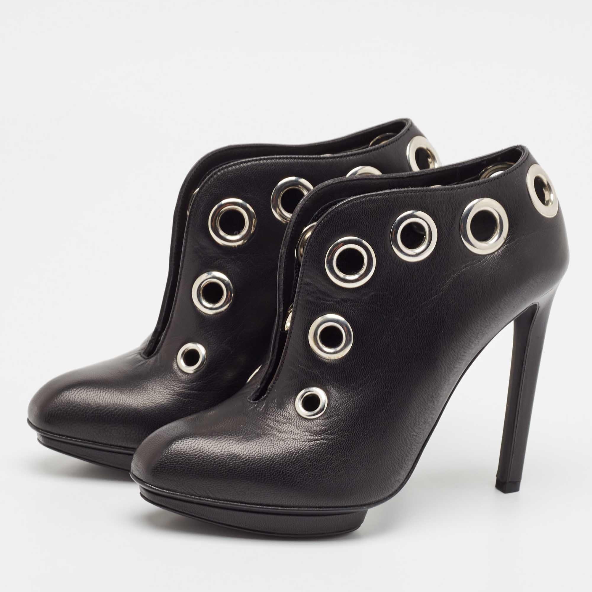 Meticulously designed into a smart silhouette  these boots are on point with style. They come with comfortable insoles and durable outsoles to last you forever. These boots are just amazing  and you definitely need to get them right away.