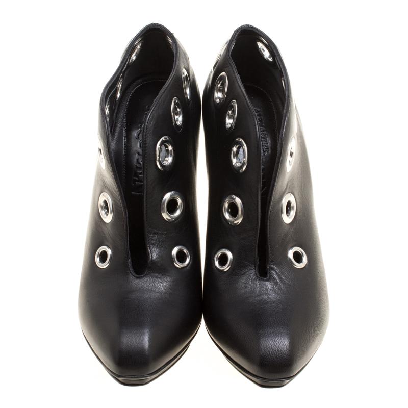 To complement your upbeat style, Alexander McQueen brings you these gorgeous ankle booties that come flowing with high-fashion. They've been crafted from leather and designed with eyelets, comfortable insoles, and 12 cm heels.

Includes: Original
