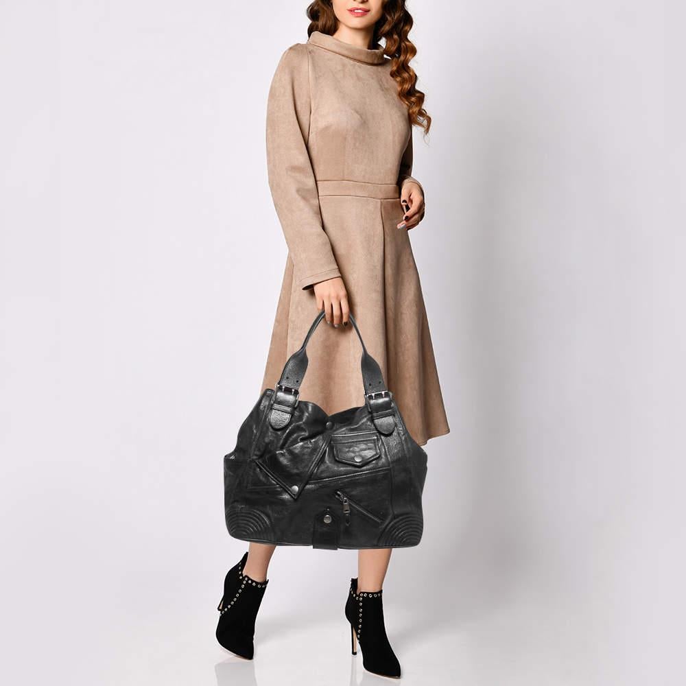 Know to create stylish, sophisticated, and timeless designs, this is a brand worth investing in. The bags that come from this label's atelier are exquisite. This tote bag is no different. It has been made from quality materials and comes with an