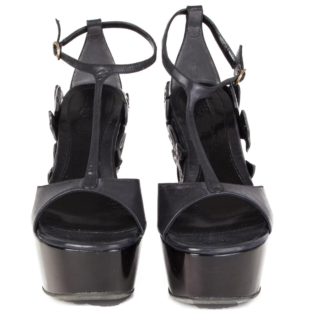 Sandalias de cuña con plataforma 100% auténticas de Alexander McQueen adornadas con flores y hojas cortadas a láser en piel de becerro negra. Se han usado y están en excelentes condiciones. 

Medidas
Tamaño impreso	36
Talla de zapato	36
Suela