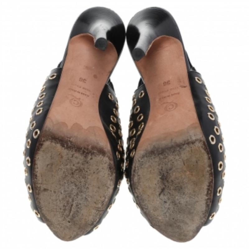 Un tocco femminile e un fascino sofisticato caratterizzano questi splendidi stivali Alexander McQueen. Realizzati con materiali di qualità, aggiungeranno un fascino opulento al tuo look e si abbineranno a molti look che vorrai creare.