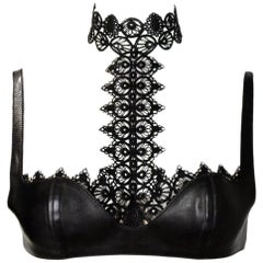 Alexander McQueen - Top soutien-gorge en cuir noir à col bénitier avec détails en dentelle