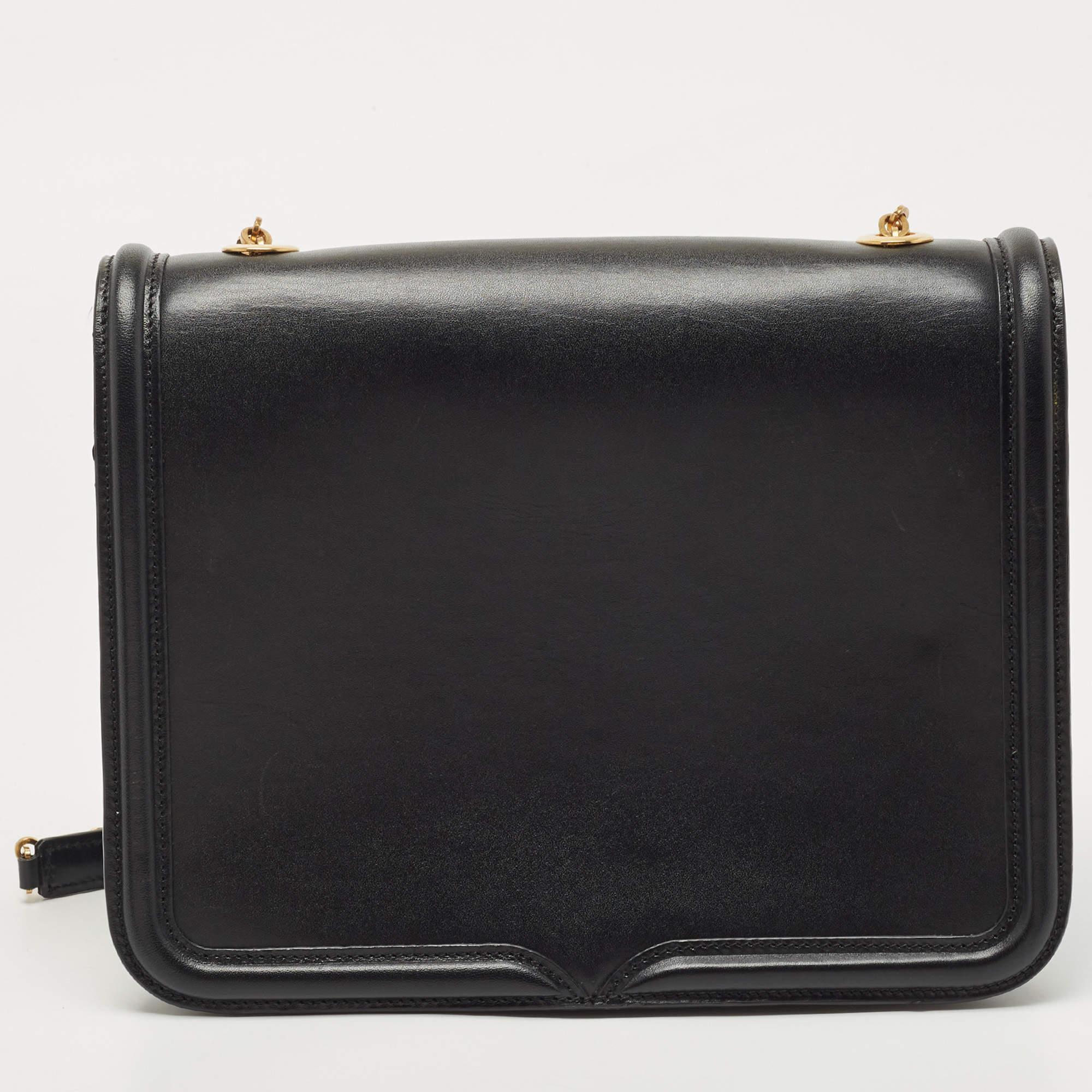 For a look that is complete with style, taste, and a touch of luxe, this shoulder bag is the perfect addition. Flaunt this beauty on your shoulder at any event and revel in the taste of luxury it leaves you with.

Includes: Original Dustbag