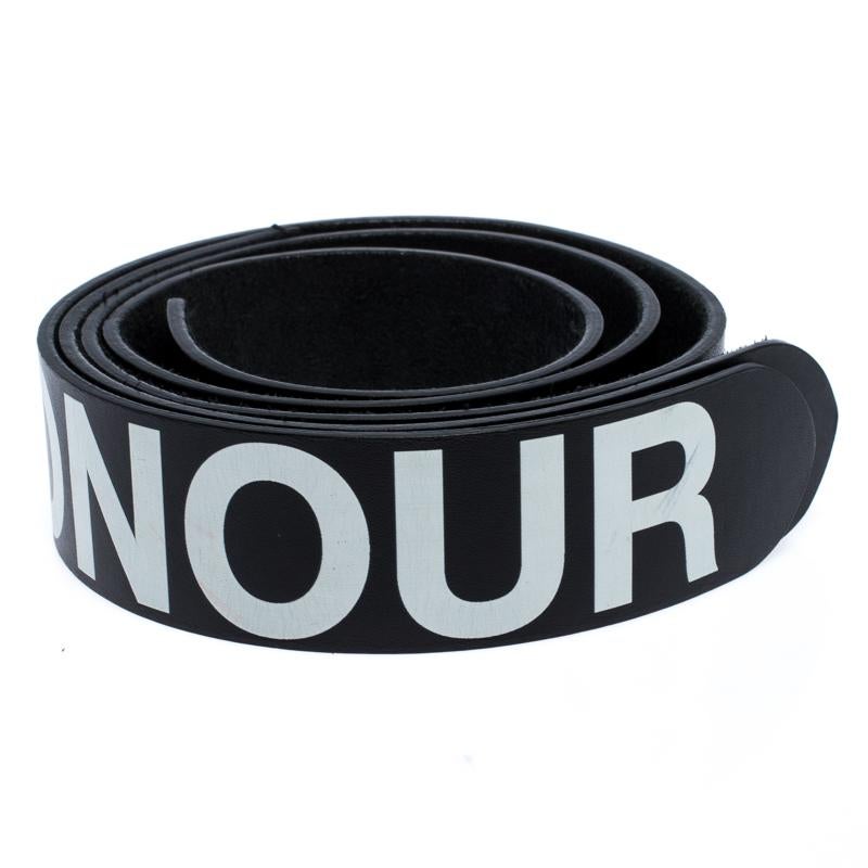 Made from leather, this Alexander McQueen belt will be a nice addition to your collection. It has a textured finish and bold, contrastingly-colored HONOUR print at the front. The belt is not only high on appeal, but it is also perfect to fashionably