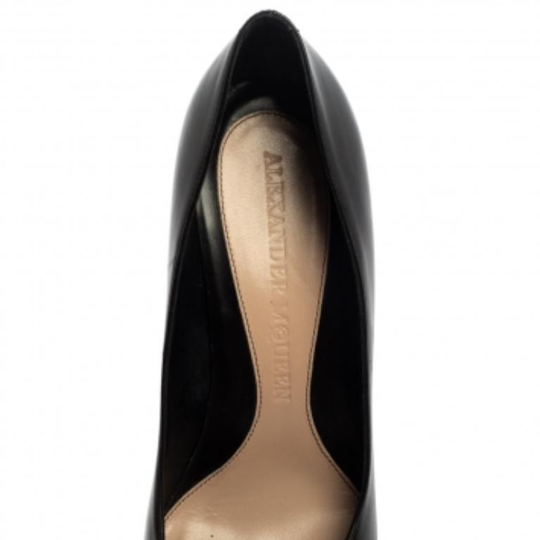Alexander McQueen Black Leather Horn Heel Platform Pumps Size 40 In Good Condition For Sale In Dubai, Al Qouz 2