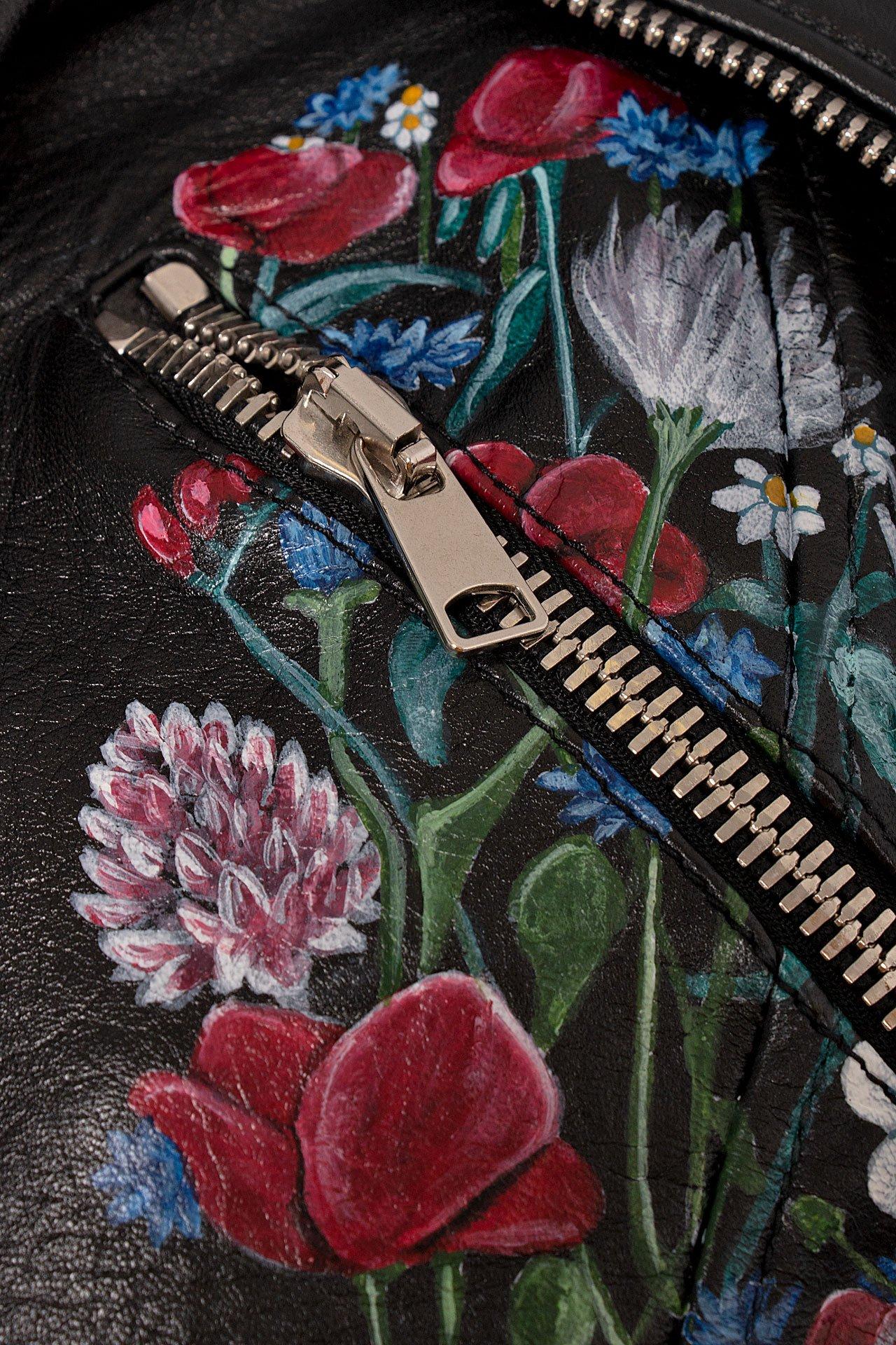 Nero Giacca in pelle nera di Alexander McQueen con dettagli floreali in vendita