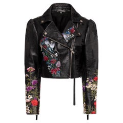 Giacca in pelle nera di Alexander McQueen con dettagli floreali