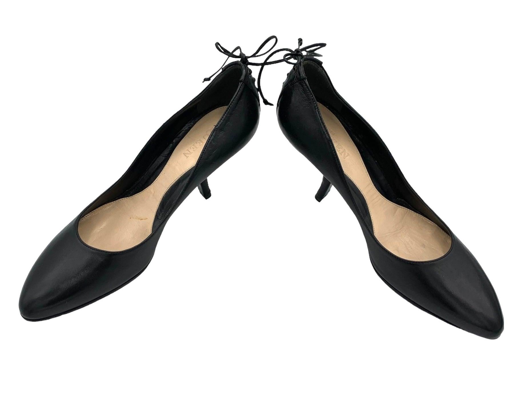 Freche, kleine, von Alexander McQueen inspirierte Absätze mit Knick. Klassische schwarze Kitten Heels aus Leder mit einem verführerischen Twist. Schnürung auf der Rückseite mit geschwärzten Messingösen und Lederschnürsenkeln. Schätzungsweise aus den