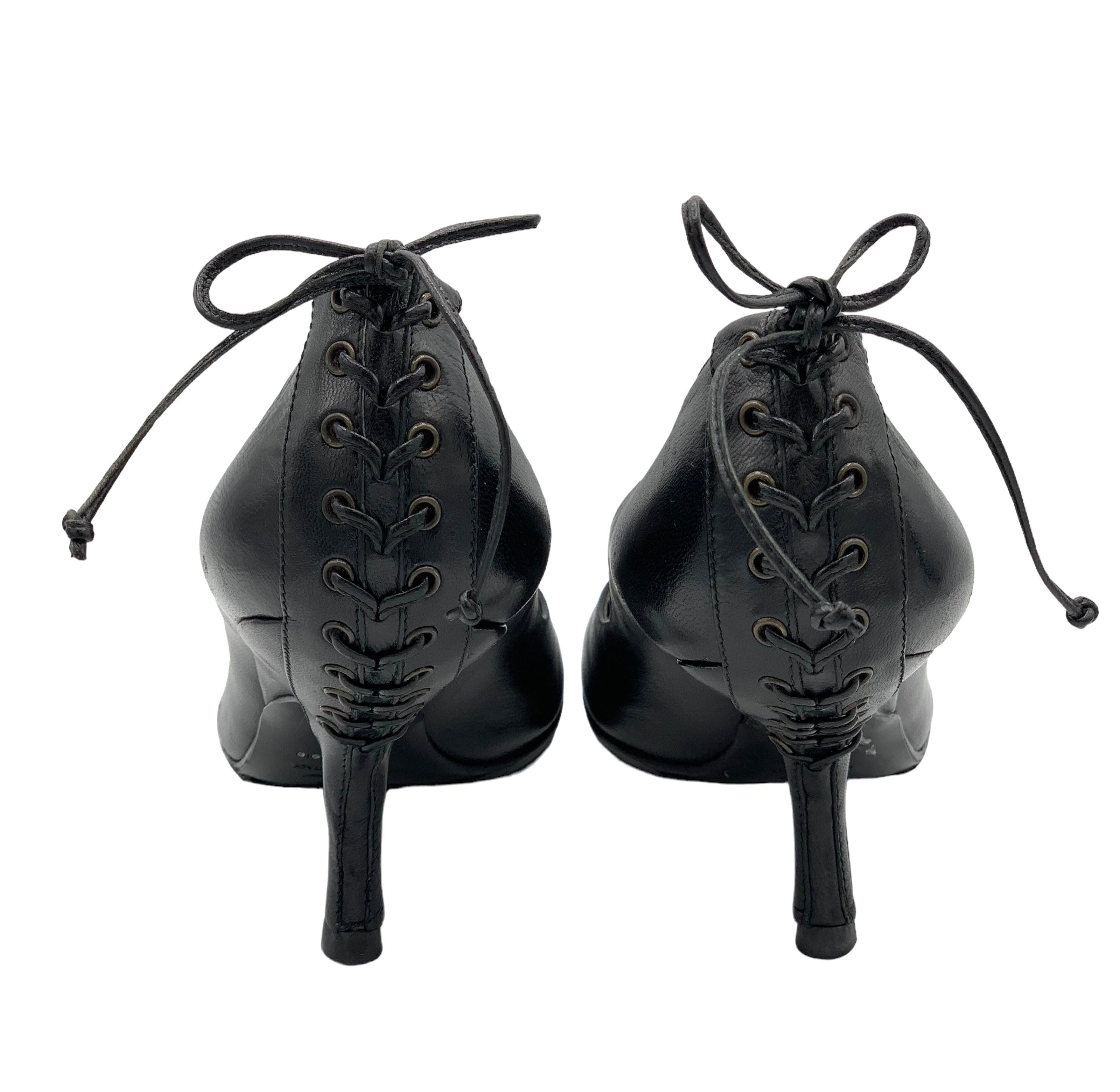 Alexander McQueen Schwarze Lederschnürsenkel mit Fesselung Kitten Heels, 2000er im Zustand „Neu“ im Angebot in Los Angeles, CA