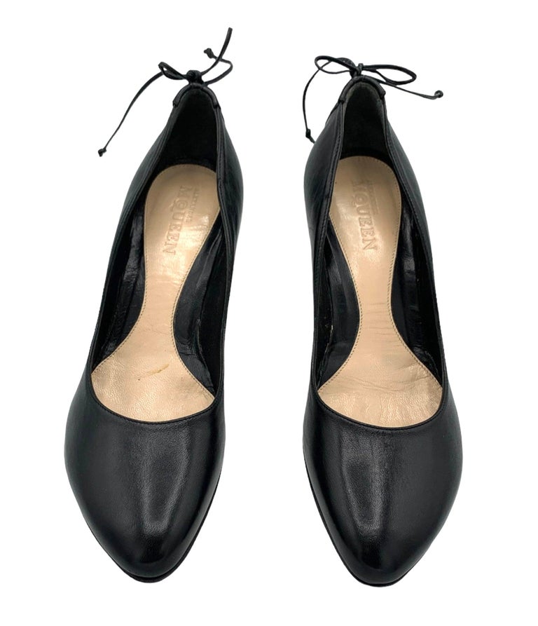 Alexander McQueen Tacchi Bondage in pelle nera con lacci, anni