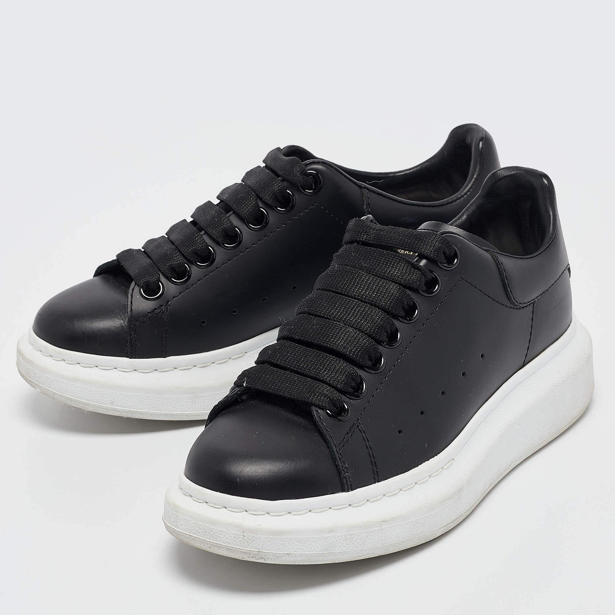 Élevez votre jeu de chaussures avec ces baskets Alexander McQueen. Combinaison d'une esthétique haut de gamme et d'un confort inégalé  ces baskets sont un bel exemple de luxe au quotidien.