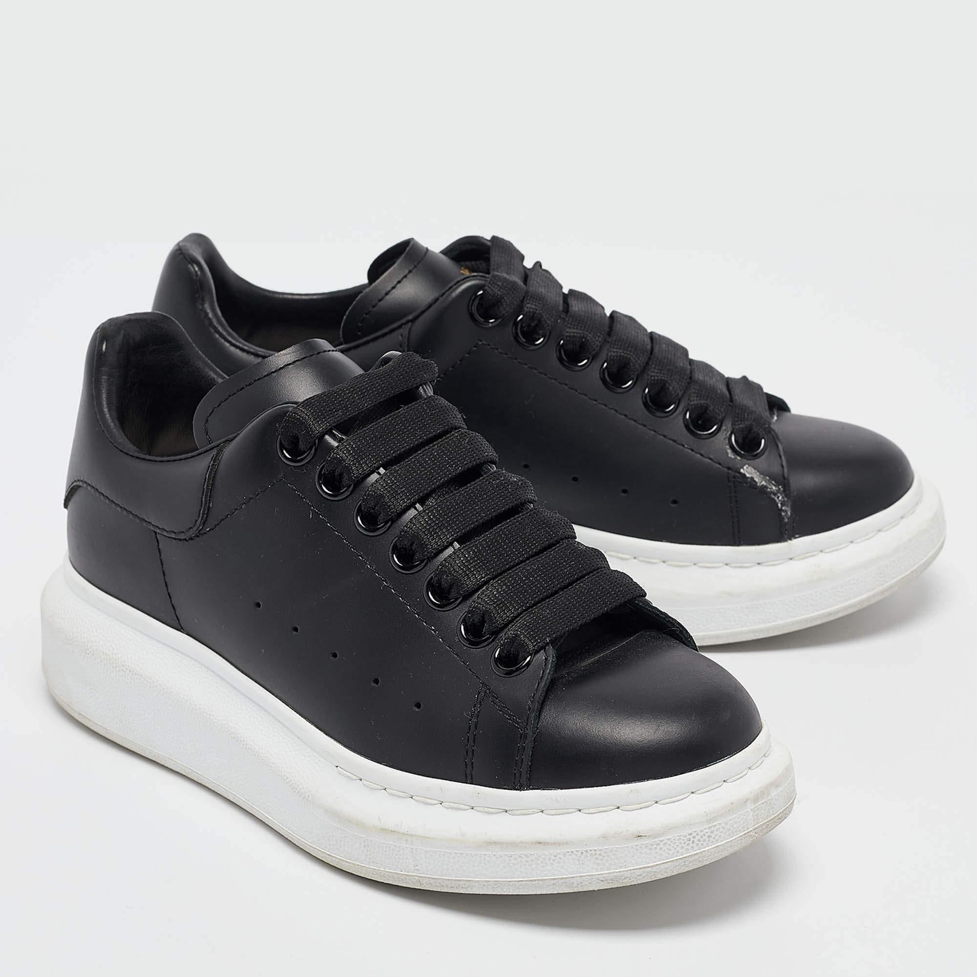 Alexander McQueen - Baskets Larry en cuir noir - Taille 35 Bon état - En vente à Dubai, Al Qouz 2