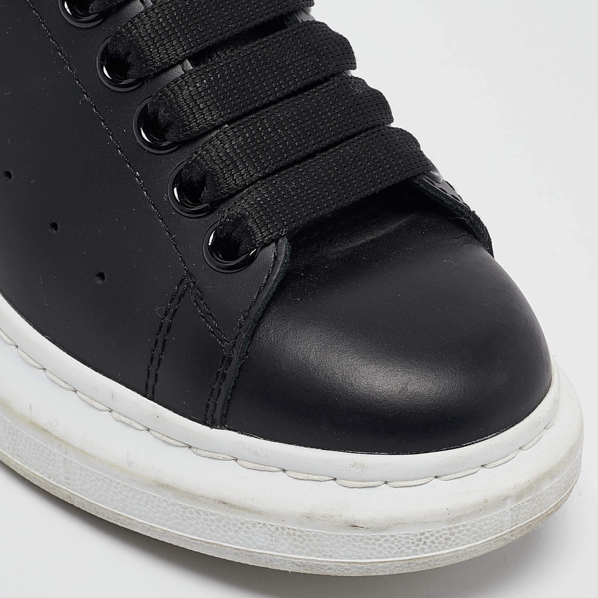 Alexander McQueen - Baskets Larry en cuir noir - Taille 35 en vente 3