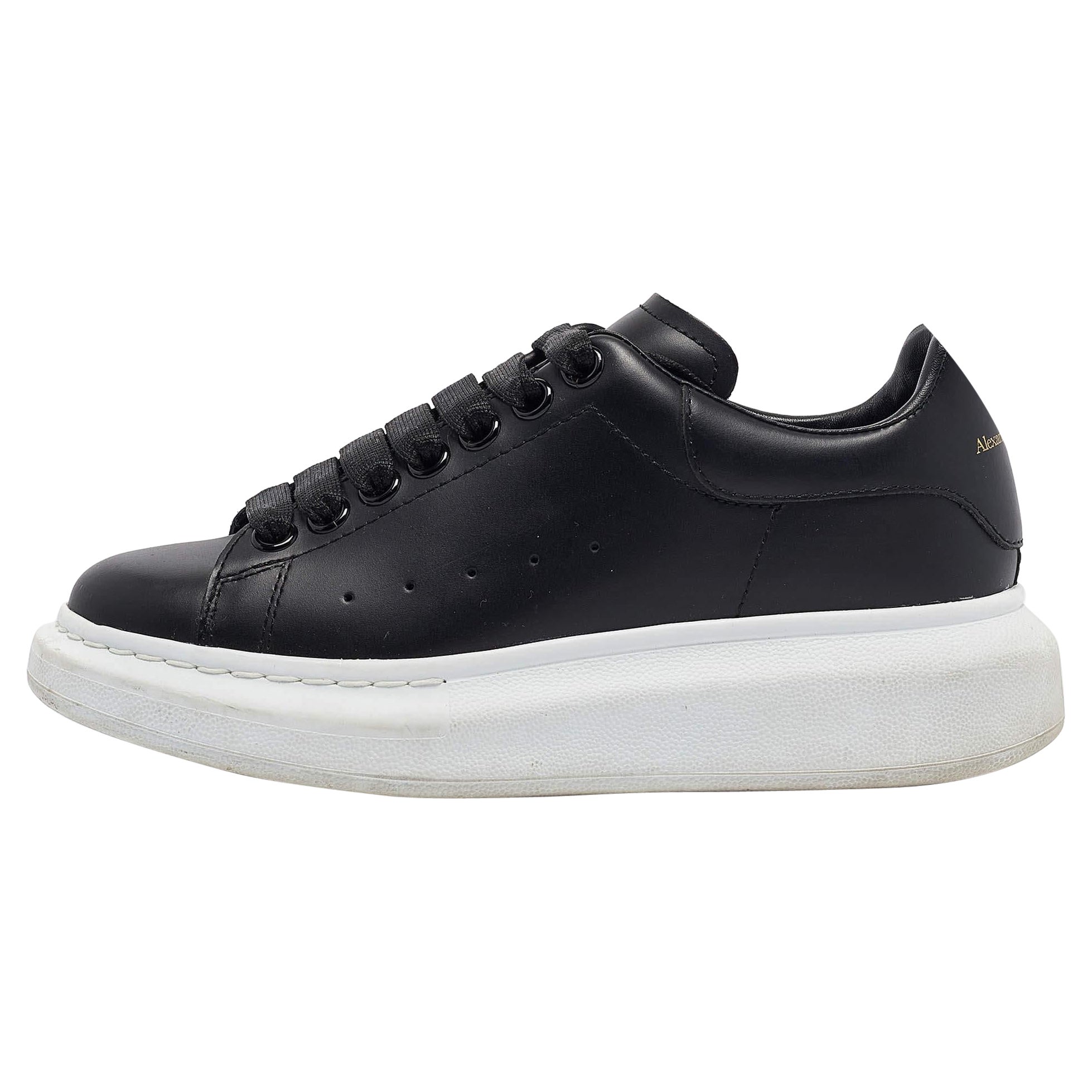 Alexander McQueen Larry Turnschuhe aus schwarzem Leder, Größe 35