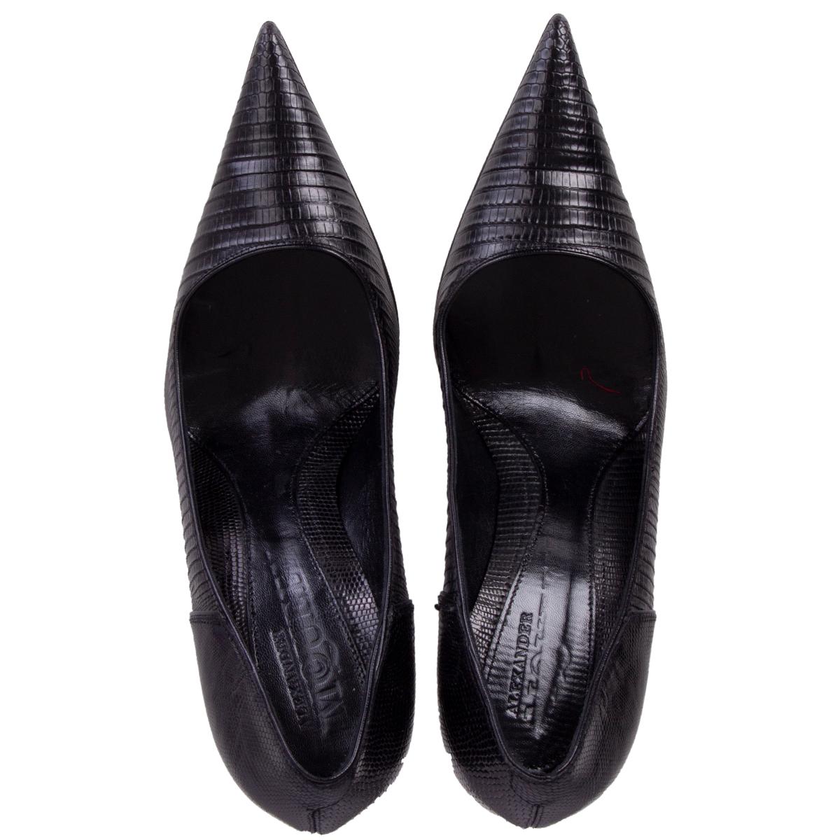 ALEXANDER MCQUEEN black leather LIZARD EMBOSSDED Pointed Toe Pumps Shoes 39.5 In Excellent Condition In Zürich, CH