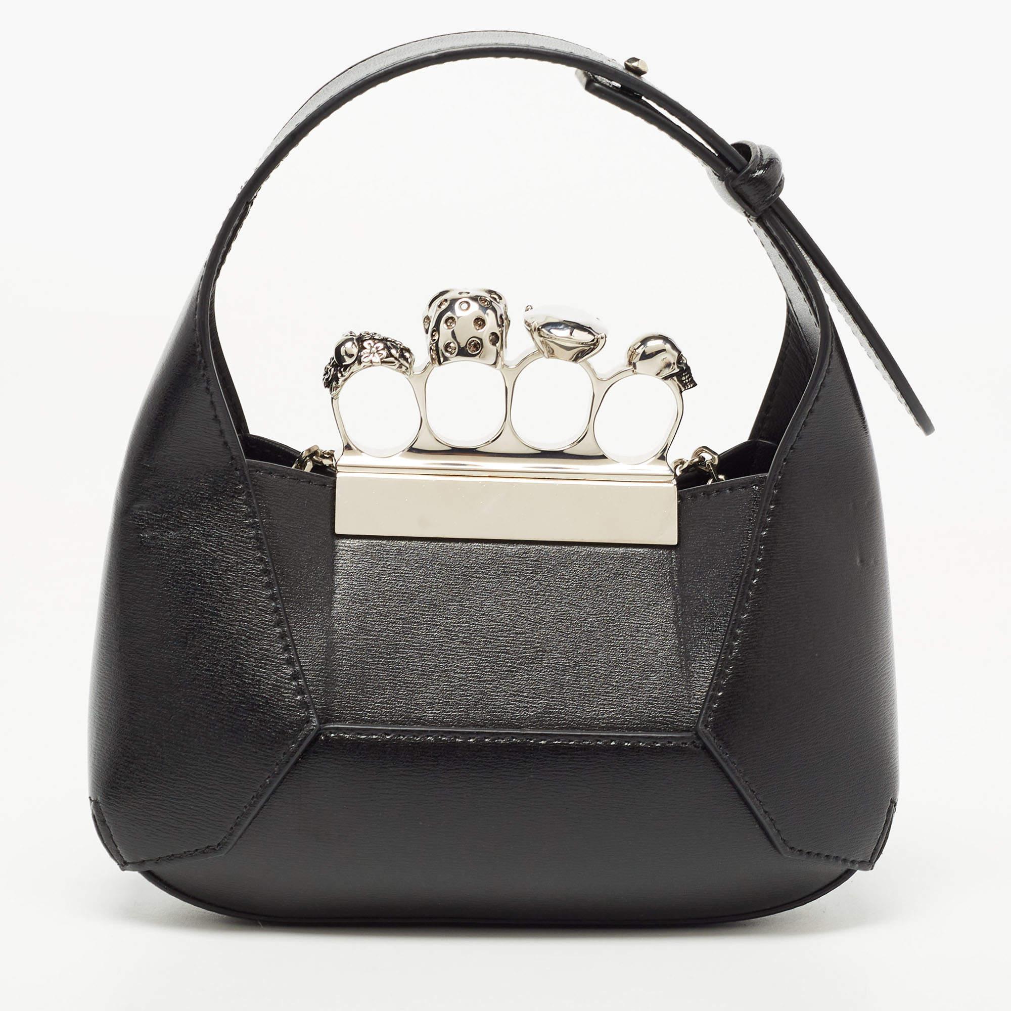 Stylish handbags never fail to make a fashionable impression. Make this designer hobo yours by pairing it with your sophisticated workwear as well as chic casual looks.

Includes: Detachable Chain Strap