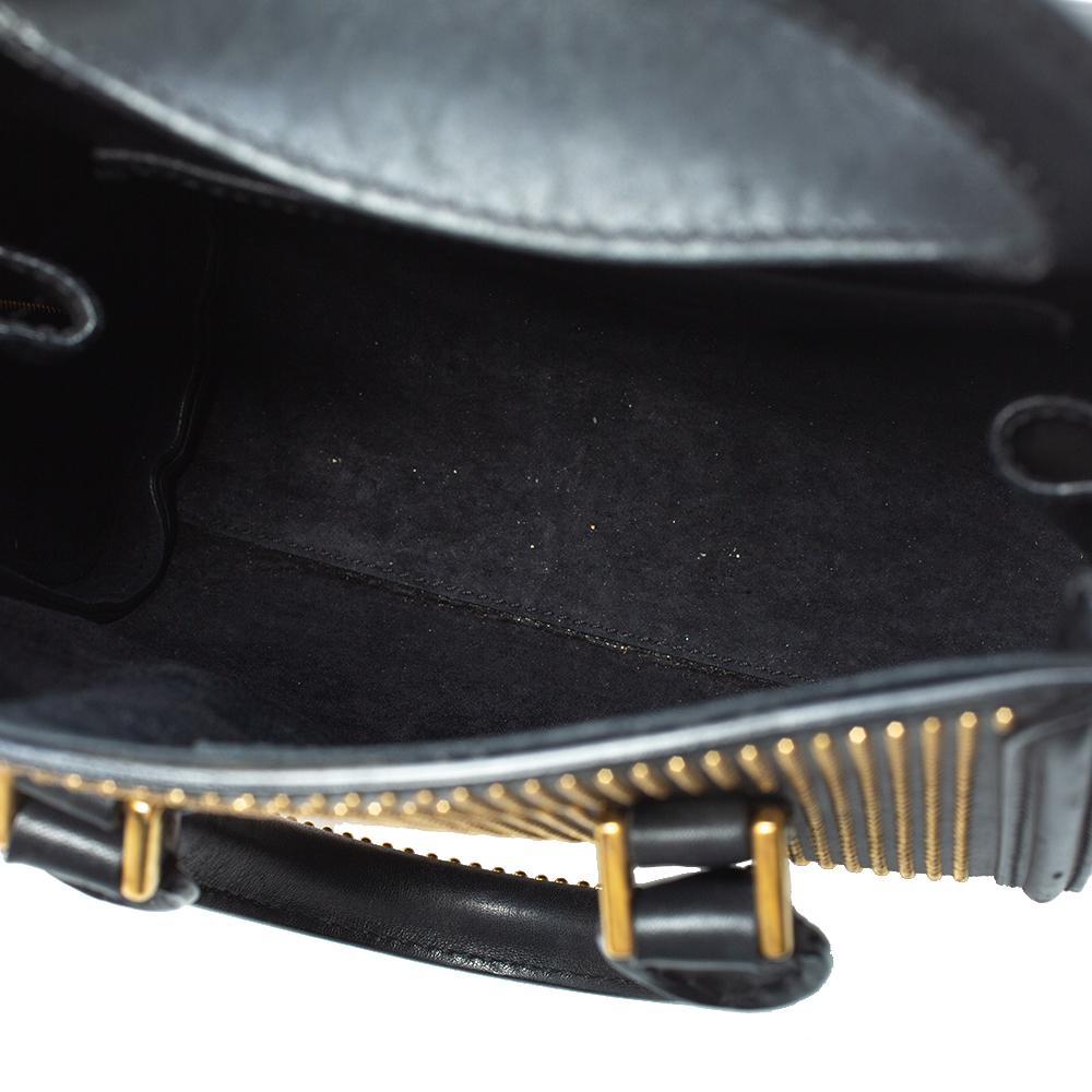 Alexander McQueen Minibolso Heroína de piel negra con tachuelas 1