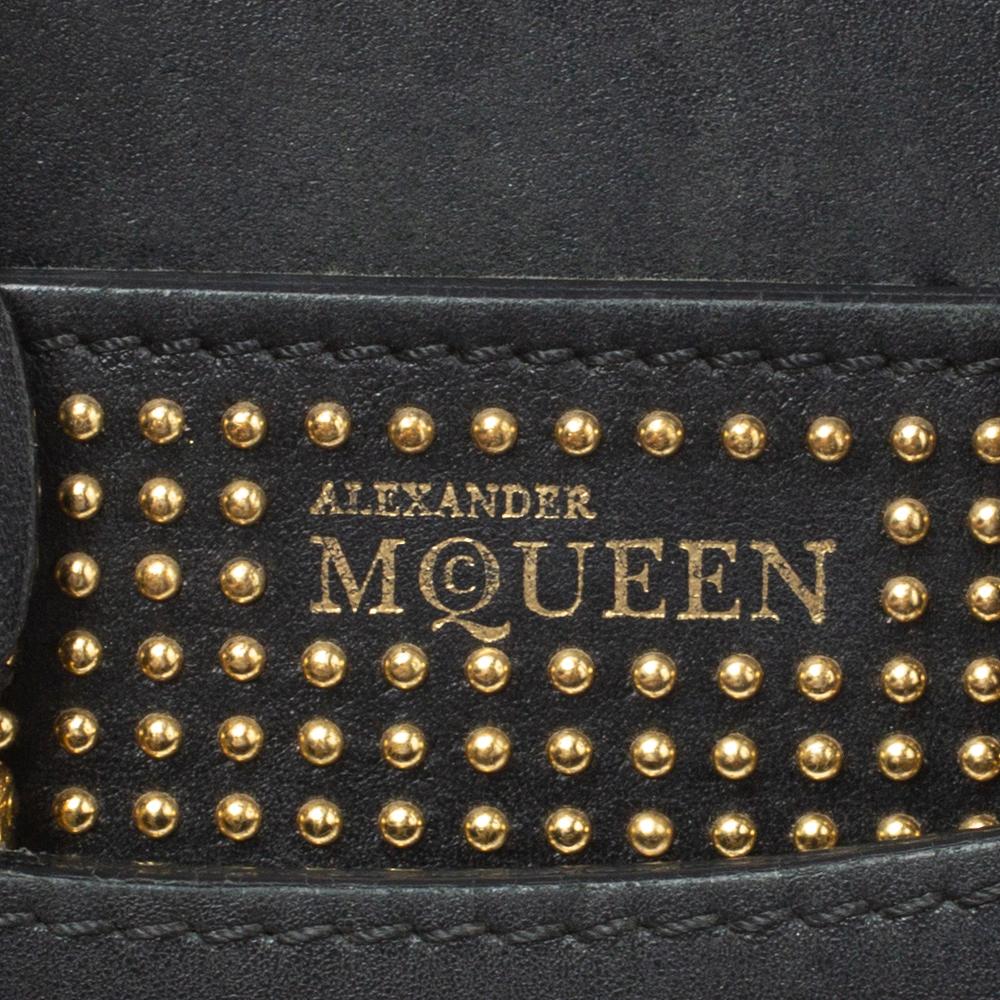 Alexander McQueen Minibolso Heroína de piel negra con tachuelas 3
