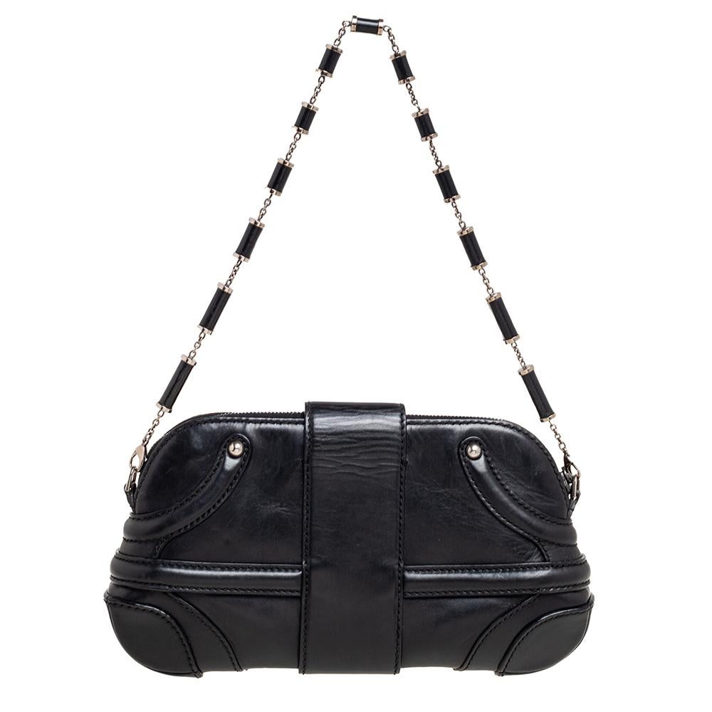 Elegance meets luxury in this Novak shoulder bag from the House of Alexander McQueen. It is created using black leather, highlighted with silver-tone hardware. It has a fabric-lined interior and a handle drop. This bag will elevate your look