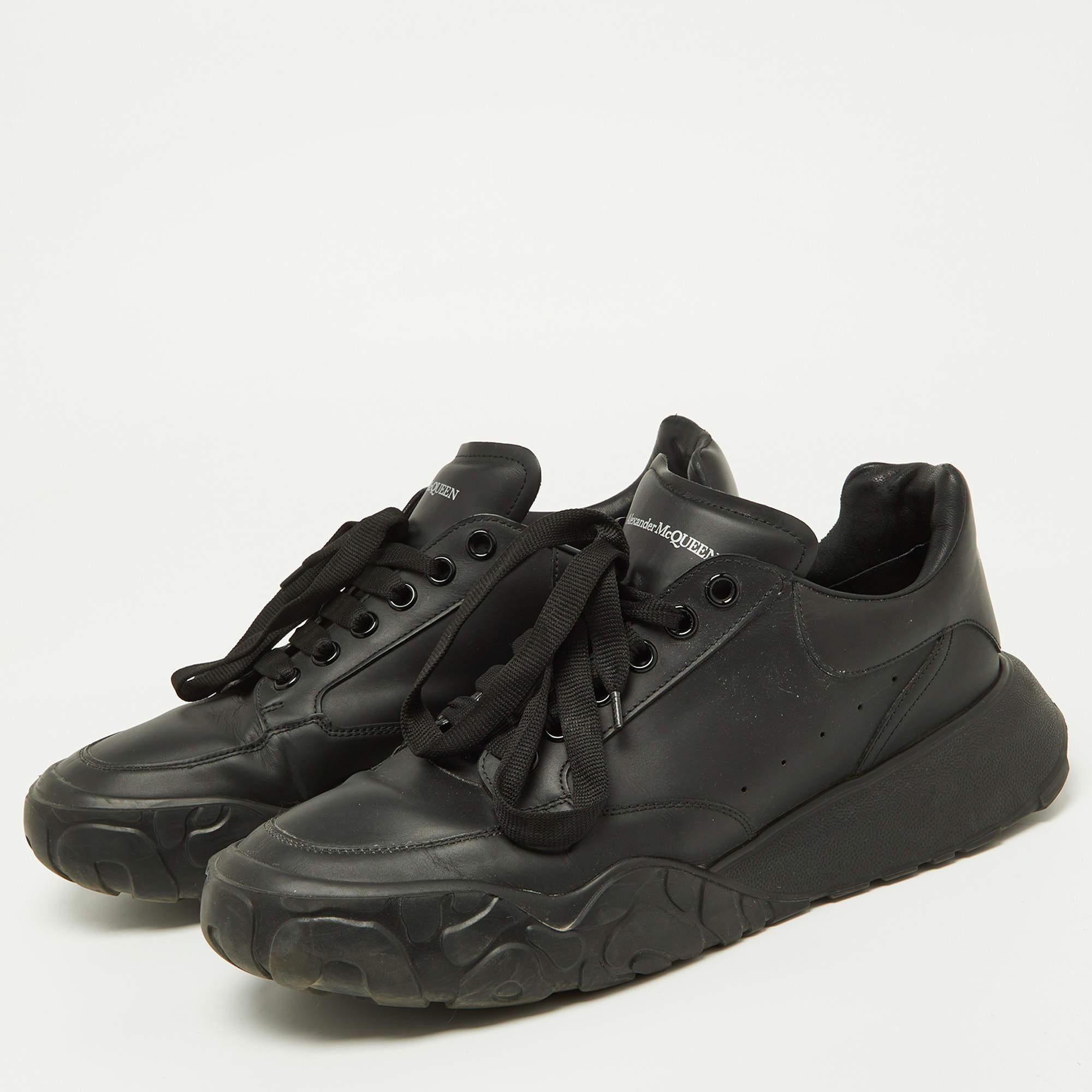 One's wardrobe is incomplete without a good pair of sneakers. Offering the best of style and ease, these Alexander McQueen low-top sneakers come crafted from leather and have round toes, lace-ups on the vamps, statement soles, and the label on the