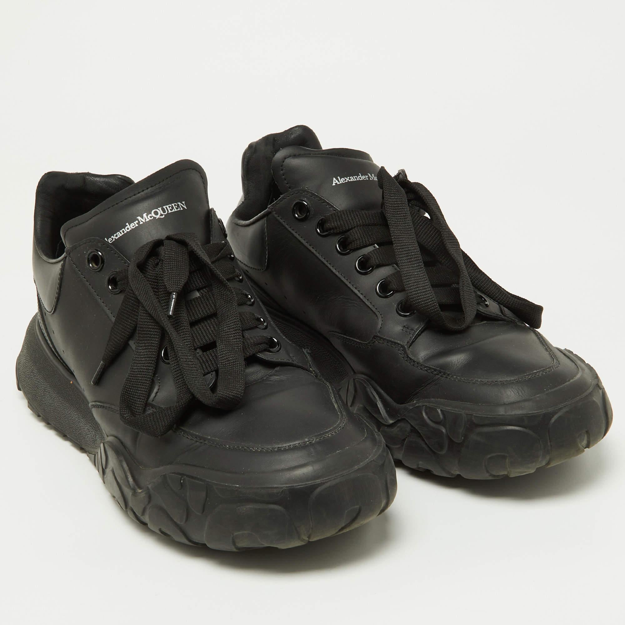 Alexander McQueen Black Leather Oversized Runner Low Top Sneakers Size 44 In Fair Condition For Sale In Dubai, Al Qouz 2
