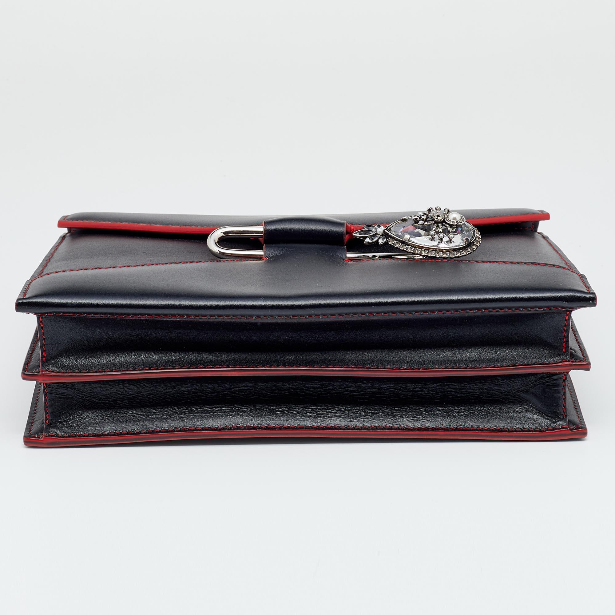 Alexander McQueen Black Leather Pin Chain Shoulder Bag In Excellent Condition In Dubai, Al Qouz 2