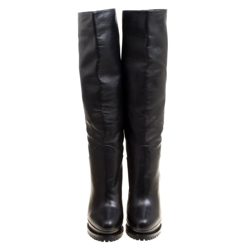 Alexander McQueen brings you this fabulous pair of knee boots that will give you confidence and loads of style. They've been crafted from leather in a classy black shade and styled with platforms and 11.5 cm heels bound to lift you with
