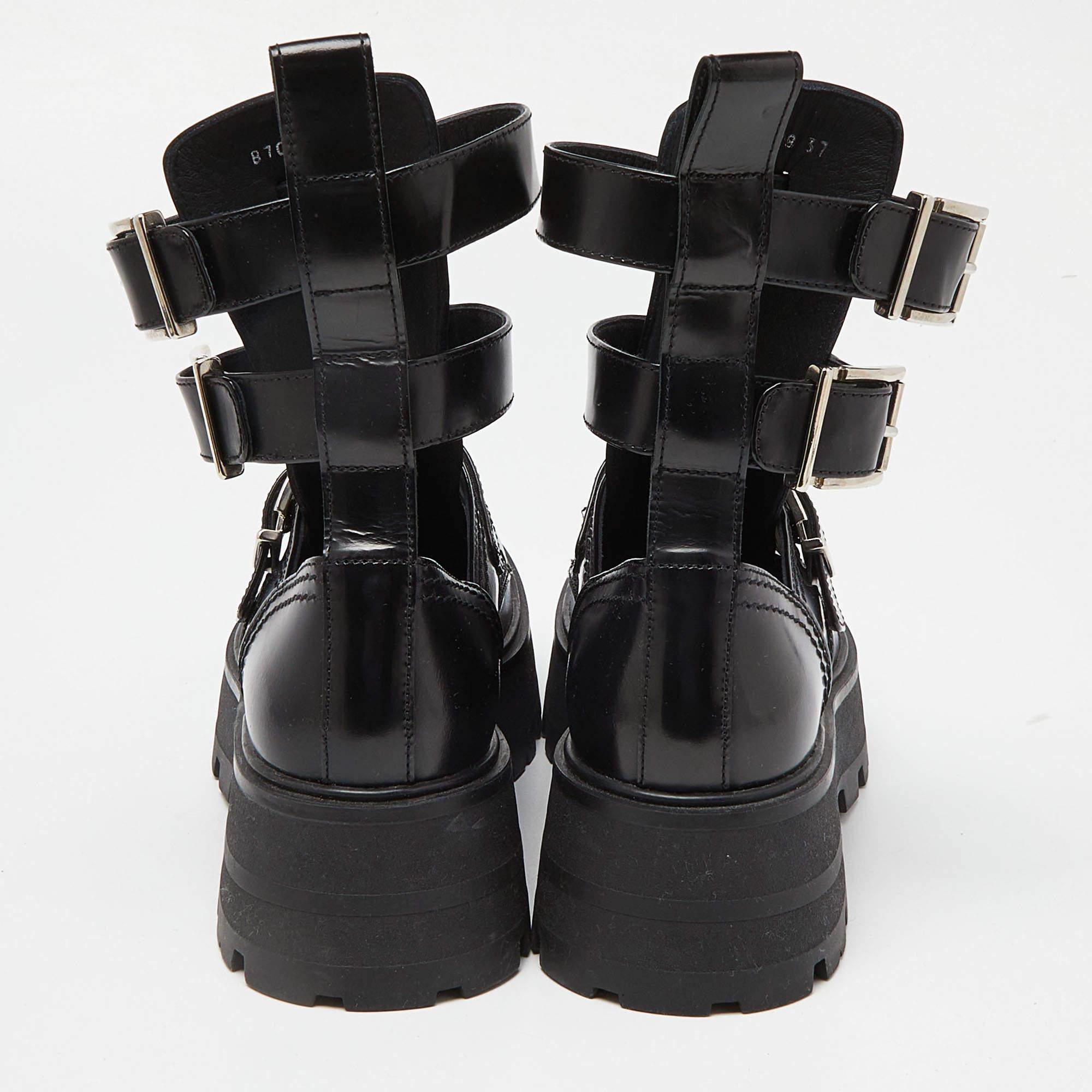 Alexander McQueen Black Leather Rave Buckle Ankle Boots Size 37 In Good Condition For Sale In Dubai, Al Qouz 2