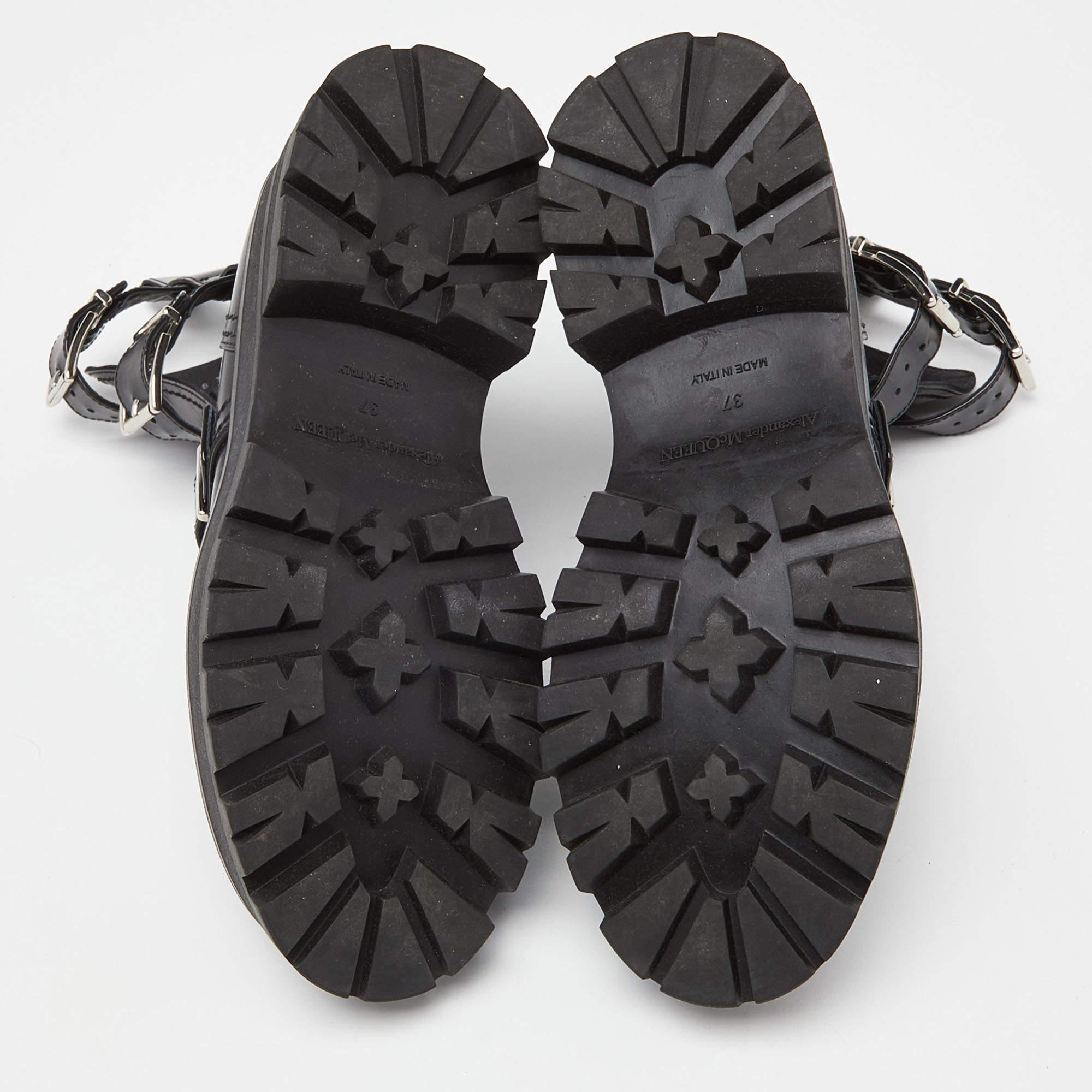 Alexander McQueen - Bottines à boucles en cuir noir Taille 37 en vente 4