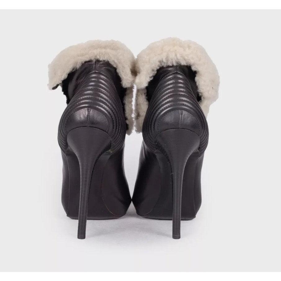 Alexander McQueen Stivali alla caviglia in pelle nera e shearling Sz.39.5 In condizioni ottime in vendita a Krakow, PL