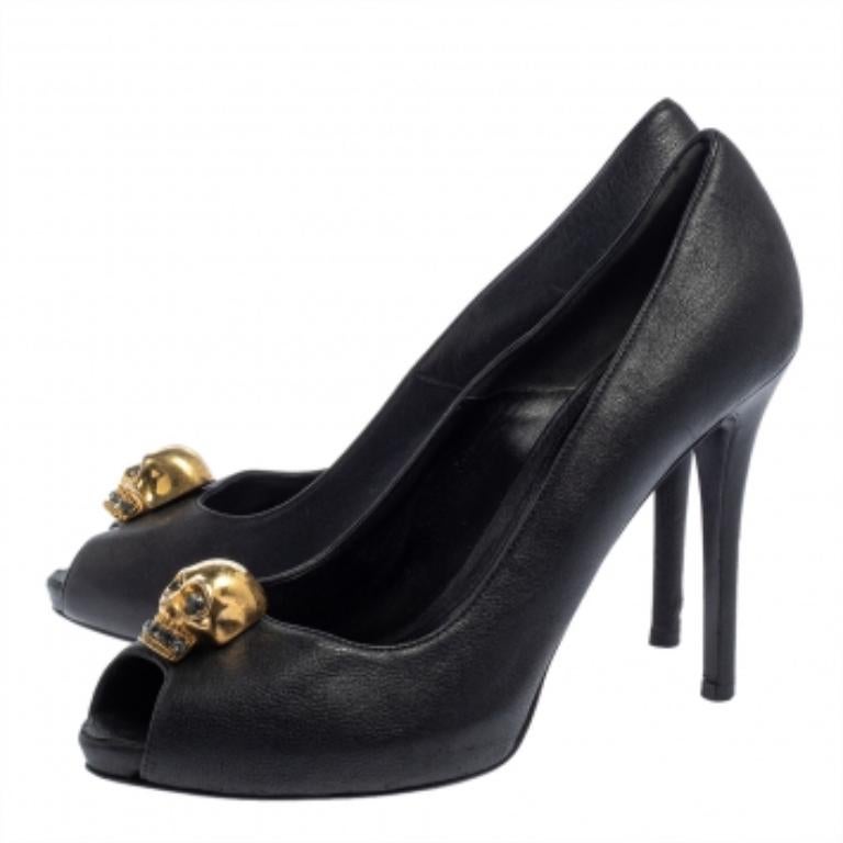 Breathtaking and whimsical, these pumps from Alexander McQueen are here to enchant you and make you fall in love with them. These black pumps are crafted from leather and feature a peep-toe silhouette. They flaunt a gold-tone crystal embellished