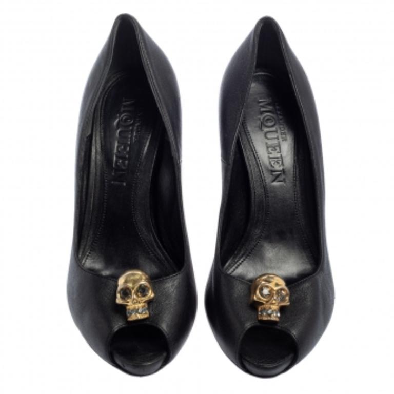 Women's Alexander McQueen Black Leather Skull Embellished Peep Toe Pumps Size 37 For Sale