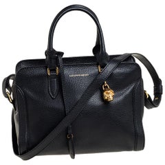 Alexander McQueen Schwarze Schultertasche aus Leder mit Knopfleiste