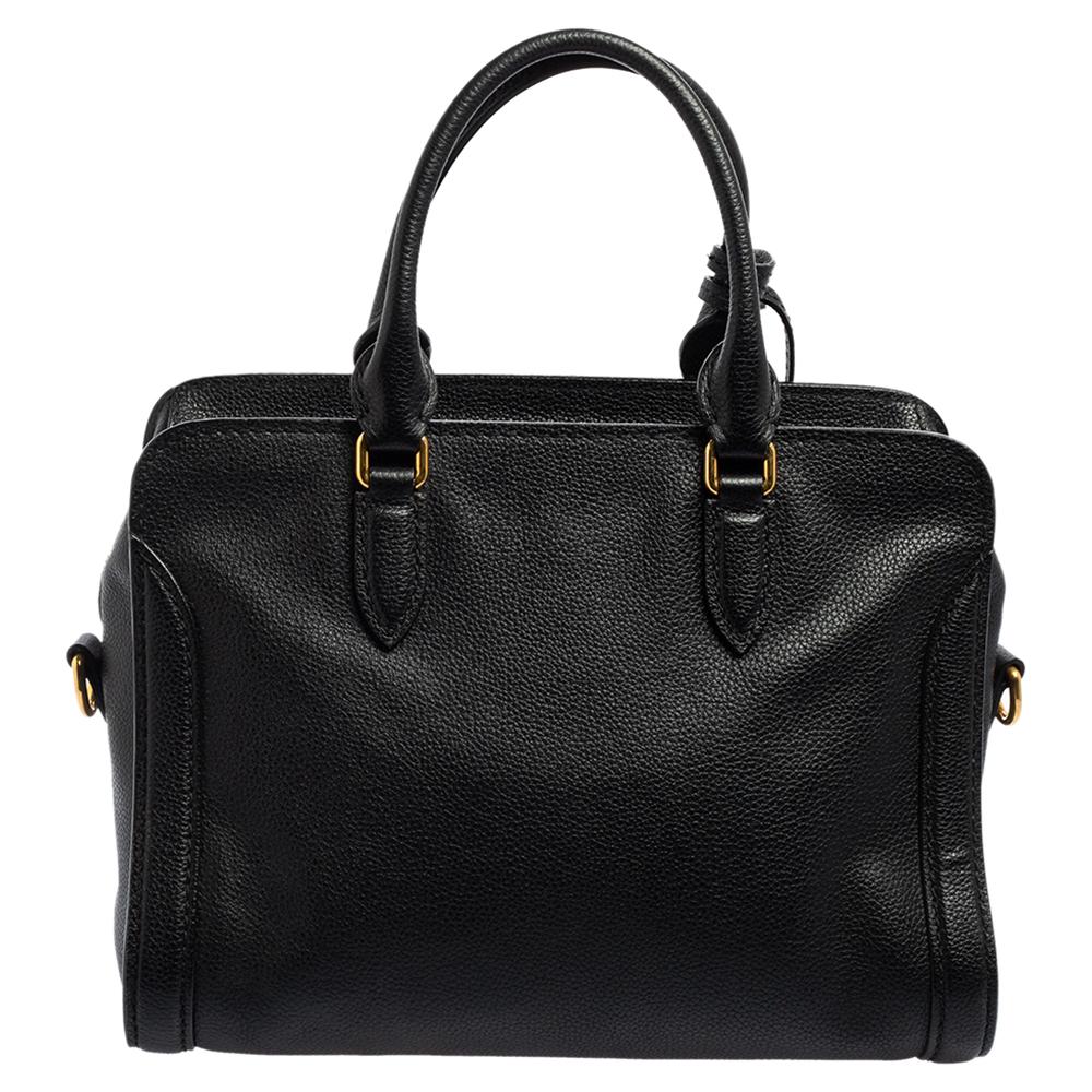 Designed to be roomy enough to carry your everyday essentials, this bag is an Alexander McQueen creation. Crafted from leather, this bag features a skull-shaped padlock and a leather clochette. This bag lends a sophisticated look and comes with dual