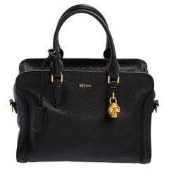 Alexander McQueen Schwarze Leder-Tote mit Totenkopfverschluss