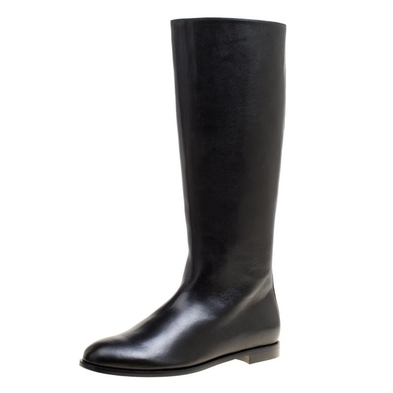 Get set to dazzle wherever you go with these knee boots from Alexander McQueen. The black boots are crafted from leather and feature a chic silhouette. They flaunt round toes, comfortable leather lined insoles and gold-tone spikes adorning the back.