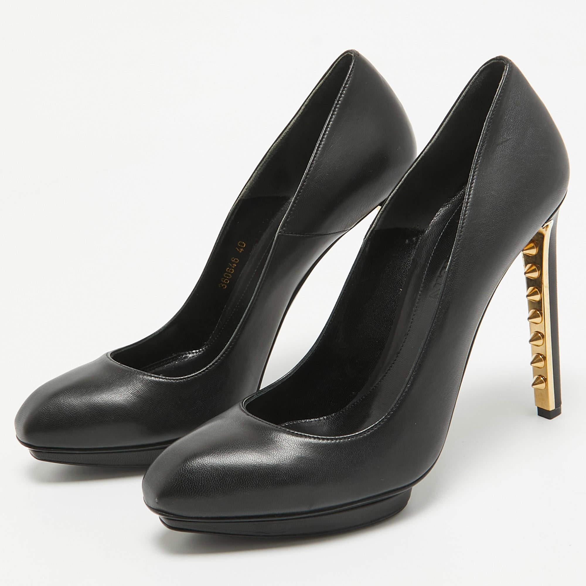 Des arches curvilignes, un attrait féminin et une structure bien construite définissent cet ensemble d'escarpins de créateur. Dotées de semelles intérieures confortables et de talons élégants, elles s'associent à vos tenues préférées.