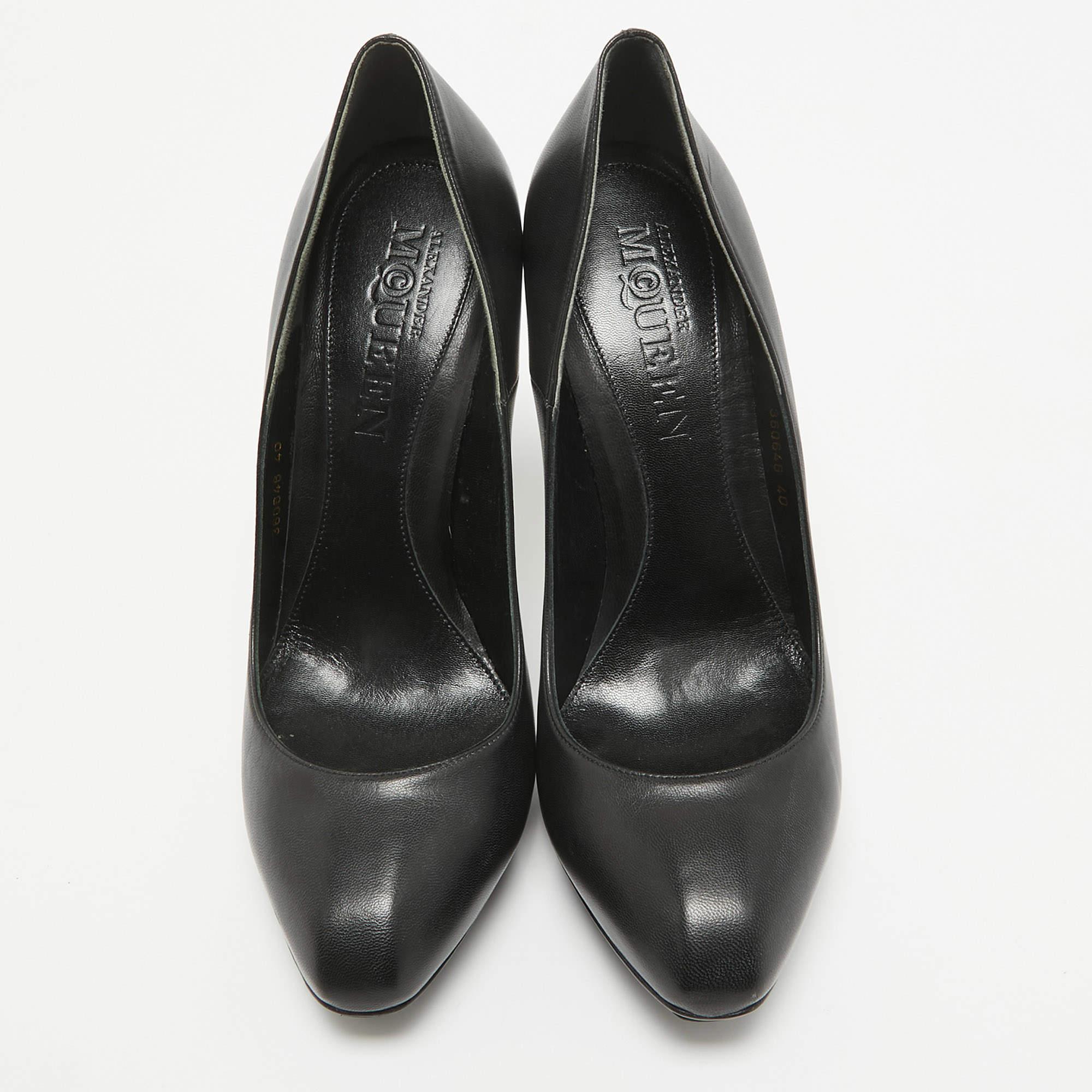 Noir Alexander McQueen Escarpins à talons aiguilles en cuir noir Taille 40 en vente