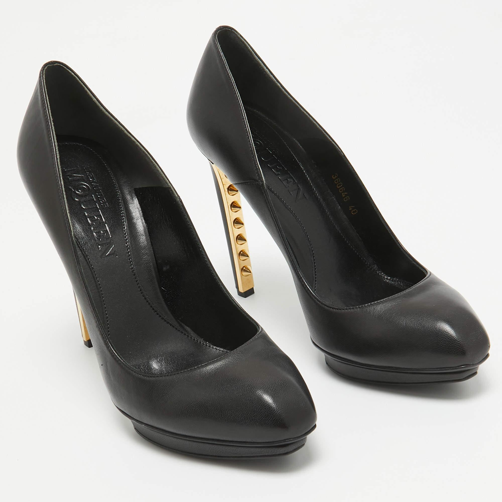 Alexander McQueen Escarpins à talons aiguilles en cuir noir Taille 40 Neuf - En vente à Dubai, Al Qouz 2