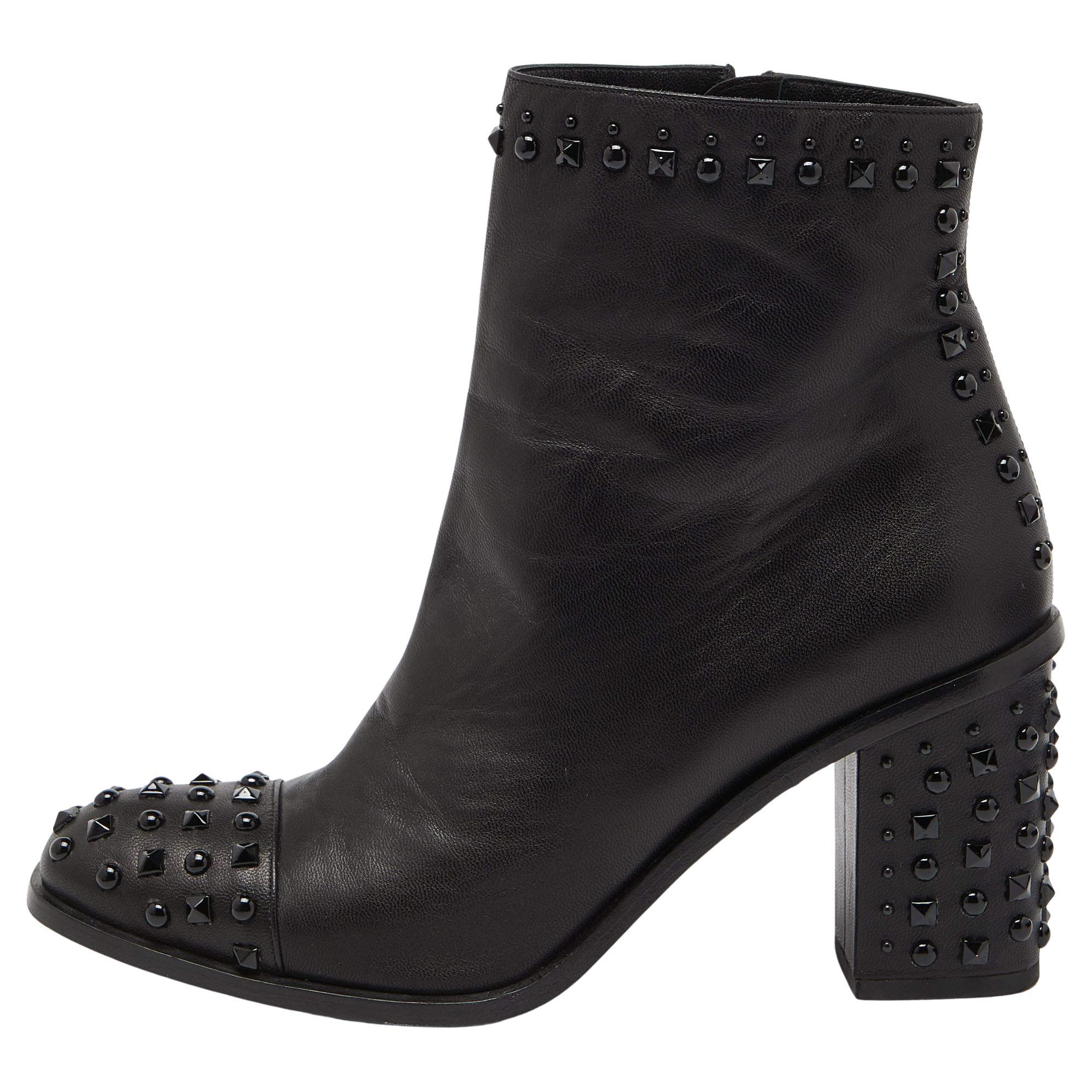 Alexander McQueen Black Leather Studded Block Heel Ankle Boots Size 39 For Sale