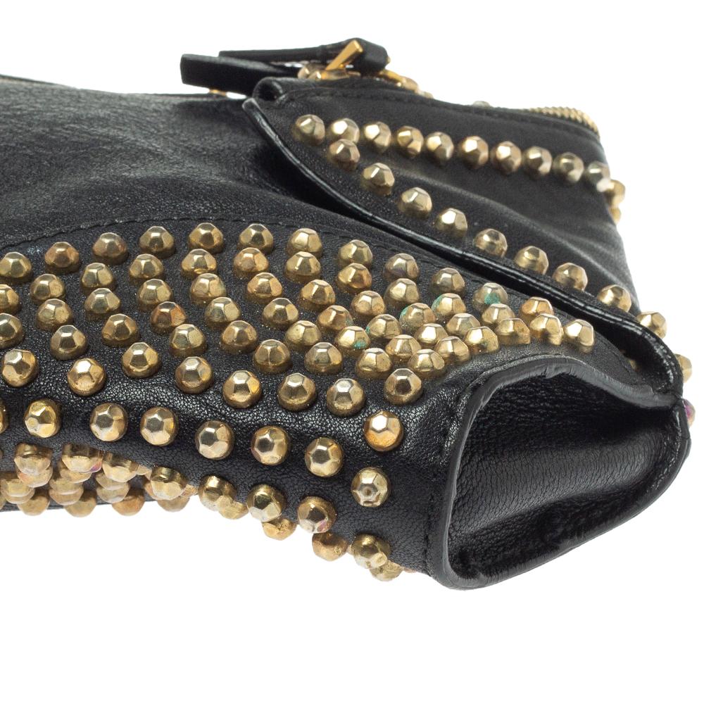 Alexander McQueen Black Leather Studded De Manta Clutch In Good Condition In Dubai, Al Qouz 2