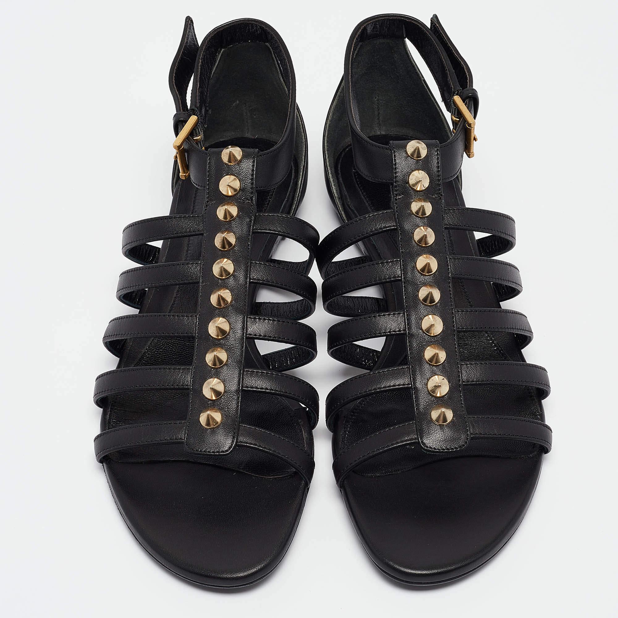 Nero Alexander McQueen Sandali piatti con borchie in pelle nera misura 38 in vendita