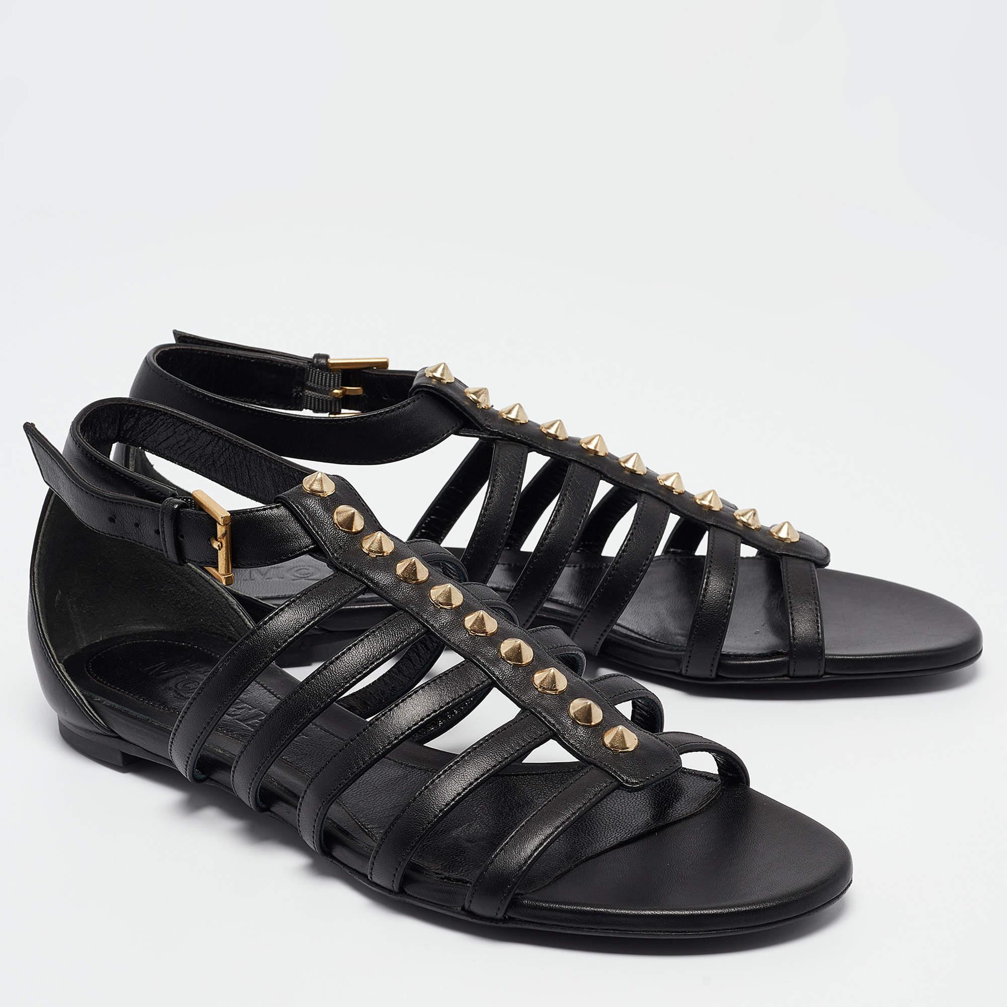 Alexander McQueen Sandali piatti con borchie in pelle nera misura 38 In condizioni ottime in vendita a Dubai, Al Qouz 2