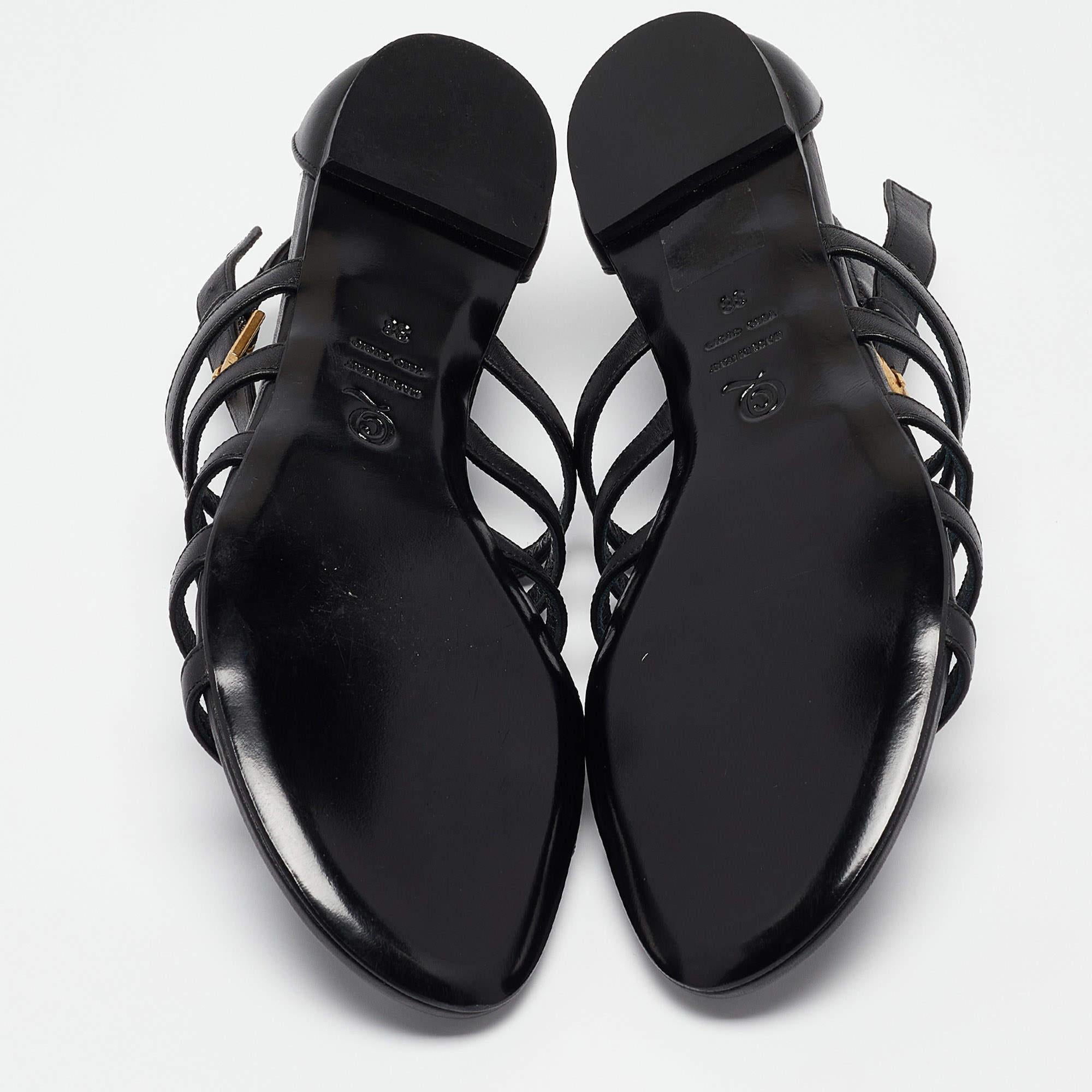 Alexander McQueen Sandali piatti con borchie in pelle nera misura 38 in vendita 1