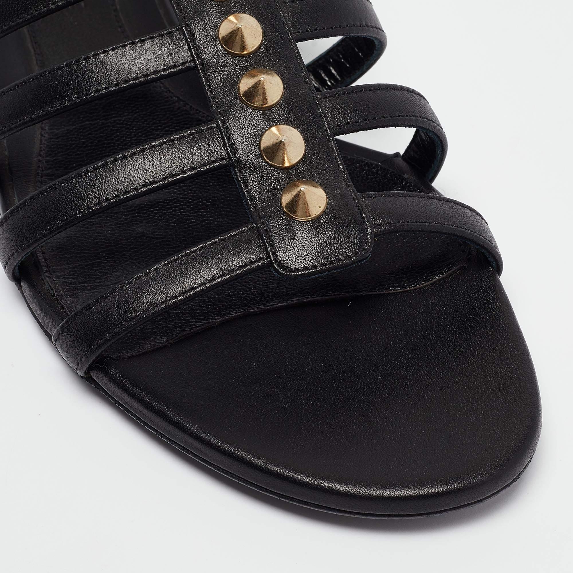 Alexander McQueen Sandali piatti con borchie in pelle nera misura 38 in vendita 2