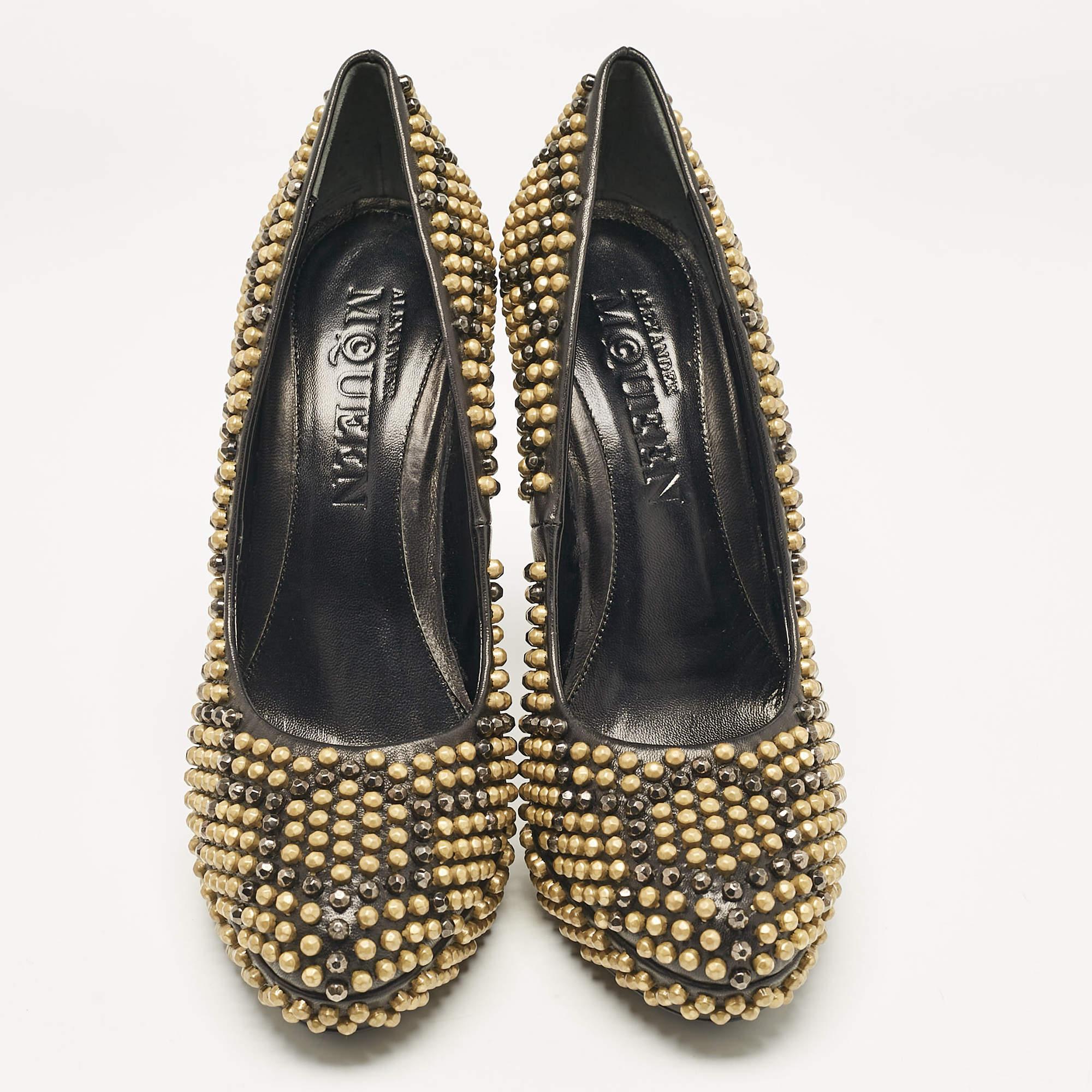 Noir Alexander McQueen - Escarpins à plateforme cloutée en cuir noir - Taille 40 en vente