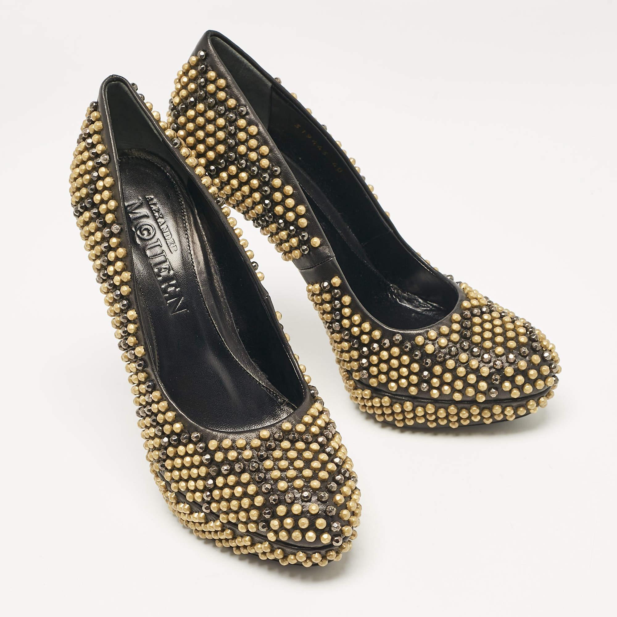 Alexander McQueen - Escarpins à plateforme cloutée en cuir noir - Taille 40 Neuf - En vente à Dubai, Al Qouz 2